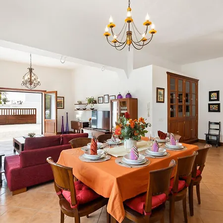 Refugio Del Volcan By Tropical Host Villa